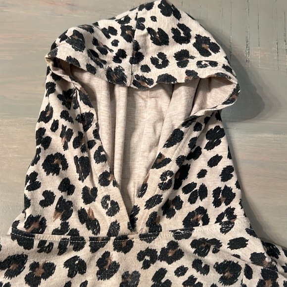 🖤 18 - 24 Months Leopard Hoodie (Long Sleeved Shirt). 2T. - Picture 3 of 10